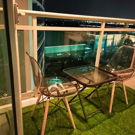 Beach Front Living In The Heart Of The City, Azure Residences مانيلا المظهر الخارجي الصورة