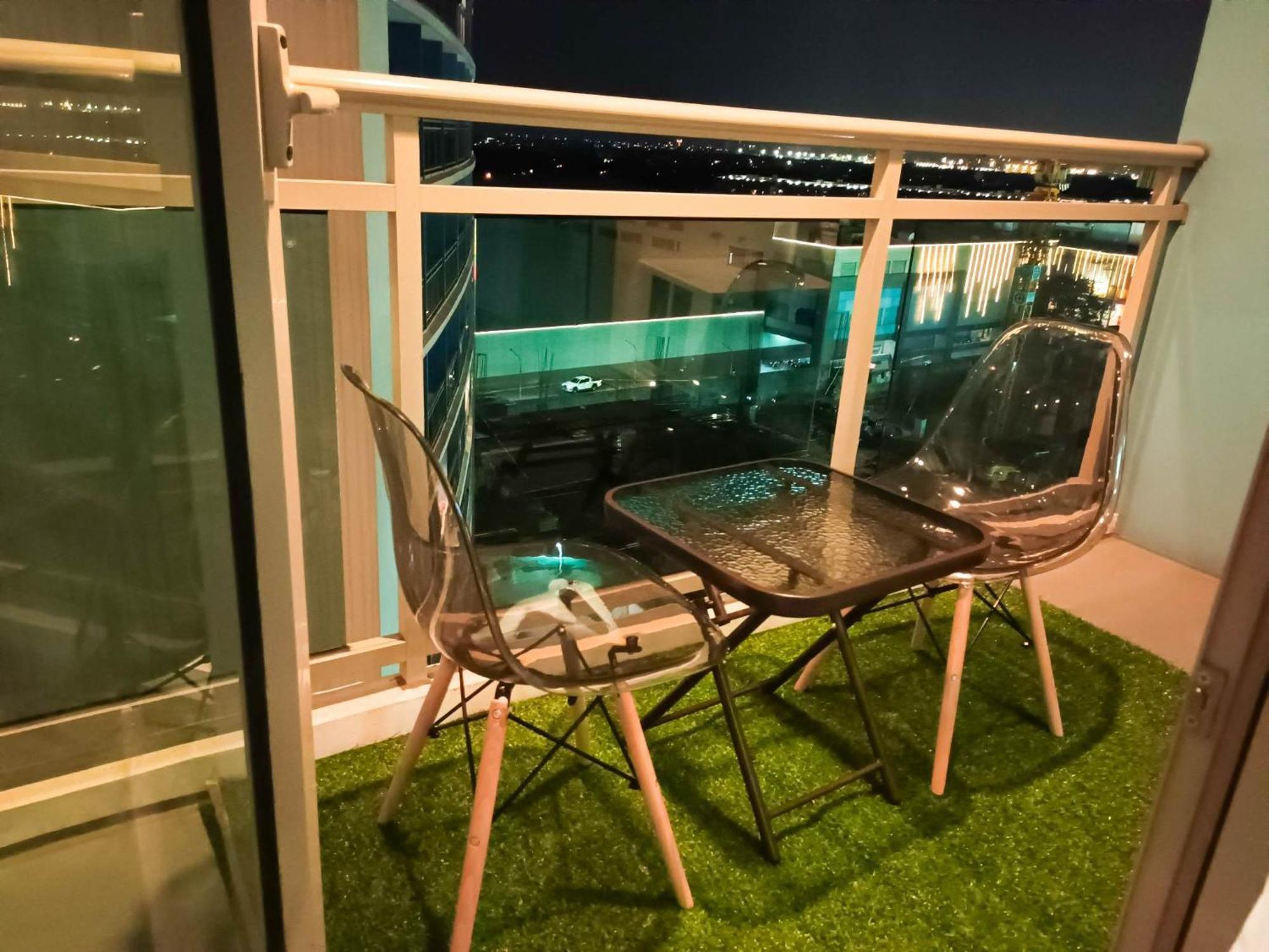 Beach Front Living In The Heart Of The City, Azure Residences مانيلا المظهر الخارجي الصورة